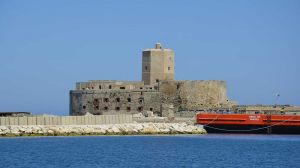CU12_costruzione_con_pontile_rosso